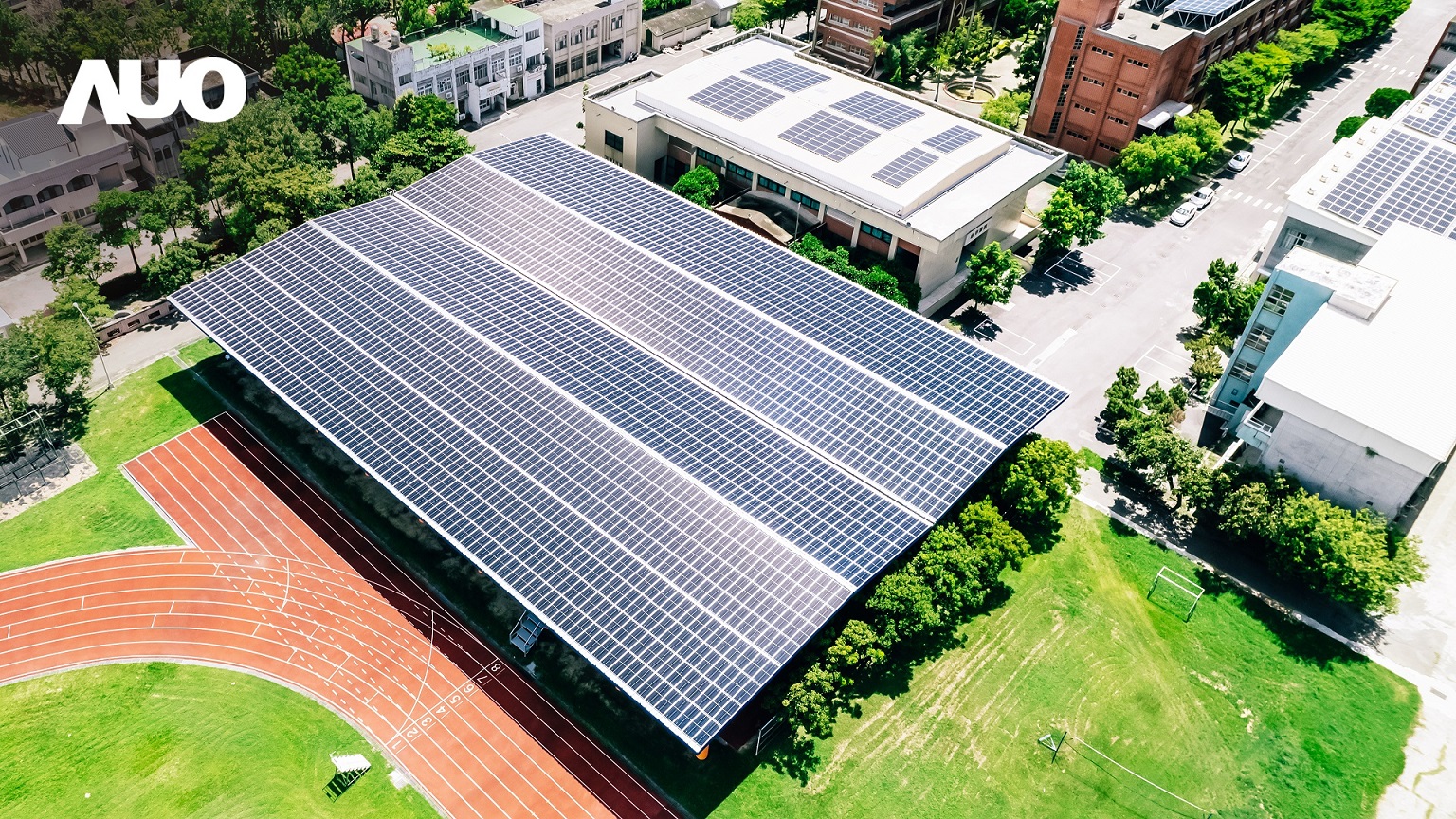友達SunSteel光電整合型浪板具備快速安裝、輕量化優勢，可提升15%發電效能，通過國際IEC與國內VPC認證安全、防漏、耐候標準