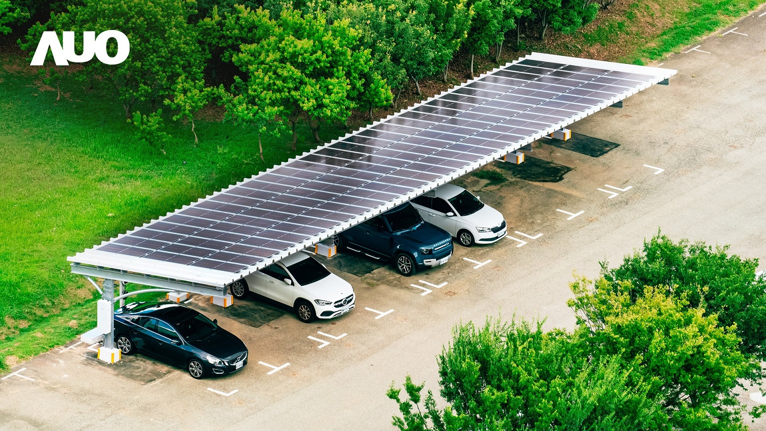 友達SunSteel光電整合型浪板具備快速安裝、輕量化優勢，可提升15%發電效能，通過國際IEC與國內VPC認證安全、防漏、耐候標準