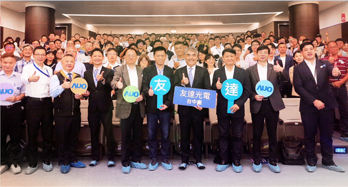 友達以太陽能解決方案領航者，跨足建築領域，4日在台中廠區舉辦「光電建築一體化研討會」，邀請產業先驅共同推動綠化，打造新一代智慧綠建築。